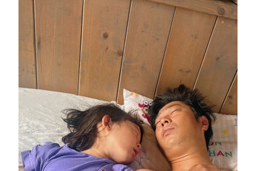 パンサー尾形と娘の添い寝ショットに「癒されます」「可愛い」の声 画像