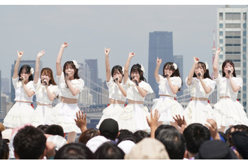 【TIF2024】Peel the Appleがミニスカ衣装で夏曲を熱唱！「SKY STAGE」のトップバッター！ 画像