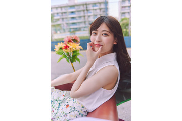 乃木坂46・岩本蓮加が白シャツ×花柄スカートでお茶目なポーズ！ 1st写真集より彼女感のあるカットが到着 画像