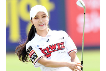目のやりどころに困る…ミス・コリア出身の韓国女子ゴルファー、“スタイル強調”純白ウェア姿でファン釘付けに【PHOTO】 画像