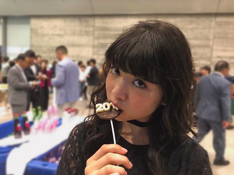 東京女子流 新井ひとみ キメ顔でチョコをパクッ 可愛すぎるー と話題 Rbb Today