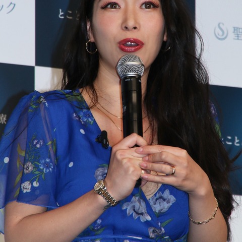 紅蘭、出産後初の公の場で「幸せです。毎日子どものにおいをかいでいます!」 画像