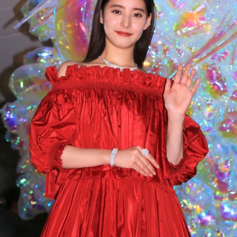 新木優子が“真っ赤なドレス姿”でツリー点灯式！ 画像