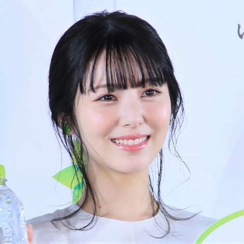 浜辺美波、瑞々しい白のドレス姿で登場！幼少期から描く“親孝行の夢”を明かす 画像