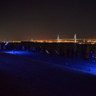 夜の横浜港大さん橋に見物客！「クイーン・エリザベス号」まもなく入港 画像