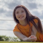 安斉かれん、8月発売の1st写真集から笑顔で芝生に寝そべるオフショット公開！ 画像