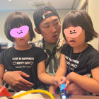 ノンスタイル・石田明、6歳誕生日迎えた双子姉妹を抱きかかえ