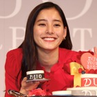 新木優子、真っ赤なドレスで会場を魅了…サプライズケーキに満面の笑み 画像