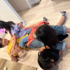 ノンスタ石田、三姉妹たちともみくちゃで遊ぶ姿公開で反響 画像