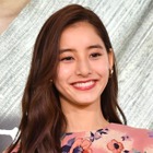 新木優子、雑誌撮影のオフショ動画でセクシーな肌見せ！ 背中ばっくりのミニスカ姿も… 画像