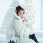 宮田聡子、雪とクリスマスムードに包まれたエモ可愛い着こなし披露 画像