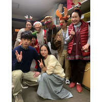 夏木マリ、清原果耶・坂口健太郎らとの朝ドラクリスマス集合ショット公開 画像