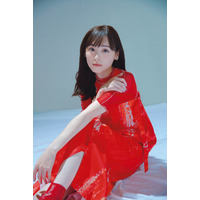 新朝ドラヒロイン・福原遥、鮮烈赤ドレスでFLASH巻頭グラビア 画像