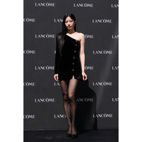LE SSERAFIM・カズハ、ミニ丈ドレスで脚線美を披露！モデルを務める「LANCOME」イベントに出席 画像