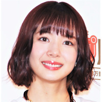 美脚美人にも程がある…！ 岡田紗佳、膝上30センチの超ミニ丈ショットでおみ足あらわ 画像