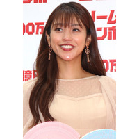 岡副麻希、夫・蒲生尚弥選手のレース初観戦！ 記念の家族ショットに「めっちゃステキ」「ママ可愛い」 画像