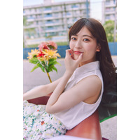 乃木坂46・岩本蓮加が白シャツ×花柄スカートでお茶目なポーズ！ 1st写真集より彼女感のあるカットが到着 画像