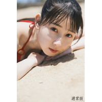 SKE48・井上瑠夏、白い砂浜で“火の国ビキニ”の寝そべりショット！ 1st写真集の表紙カット解禁 画像