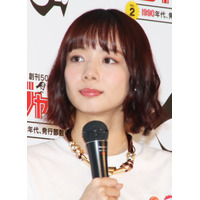 ナイス美脚！ 岡田紗佳、ミニ丈衣装で圧倒的“美スタイル” 画像