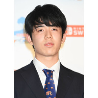 藤井聡太王将、スポニチ恒例「勝者の記念撮影」で蛇使いに！ 画像